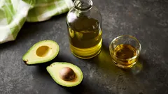 ¿Por qué deberías mezclar la cáscara de aguacate con vinagre y cómo usar este remedio en casa?